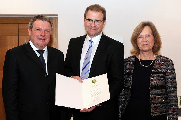 Bayernwerk Natur nimmt am Umweltpakt Bayern teil. Geschäftsführer Dr. Alexander Fenzl (Mitte) freut sich über die Anerkennung von Münchens stv. Landrat Ernst Weidenbusch und Brigitte Huber, 3. Bürgermeisterin aus Unterschleißheim.