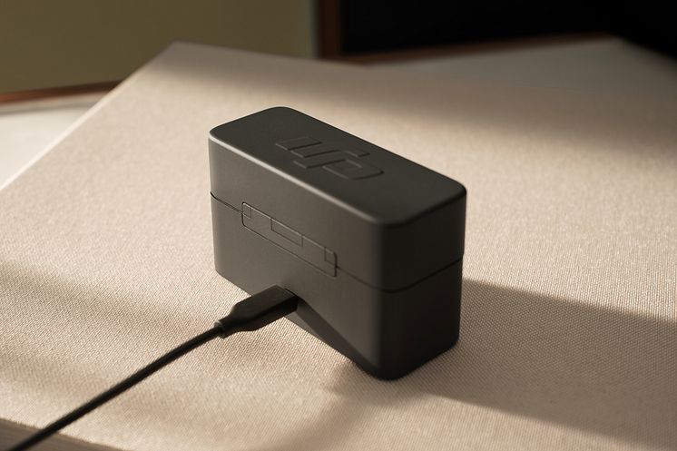 DJI Mic Mini Charging Case Connecting with DJI Mic Mini USB-C Charging Cable.jpg
