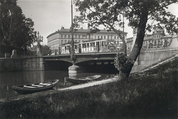Vasabron som den såg ut 1915 med bebyggelse vid Grönsaktstorget i bakgrunden