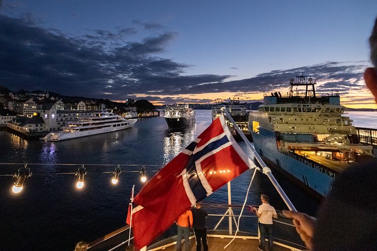 Havila Polaris departs Bergen