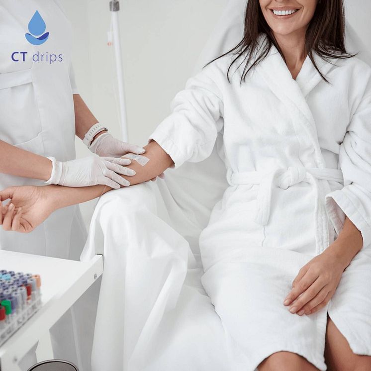 nurse-administering-vitamin-drip-at-ctdrip-clinic-london