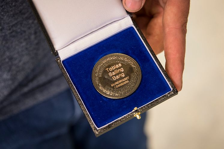 Tobias opnåede bronzemedalje for sit svendeprøve, selvom den foregik på krykker. 