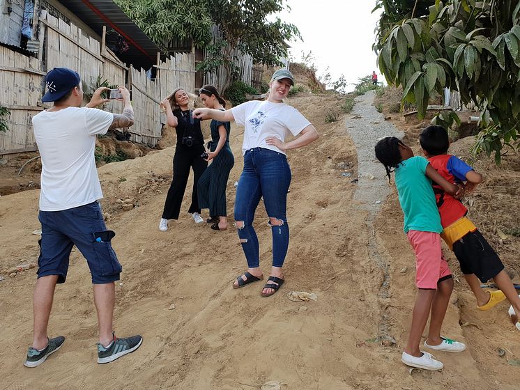 Hjelper barn i Equador:  YouTuberne Llloyd Arcilla og Sara Bergseth (i hvitt), Kristine Bremnes og Emilie Birkeland med Misjonsalliansen til Equador for å støtte arbeidet for en oppvekst fri fra narkotika, vold og misbruk.