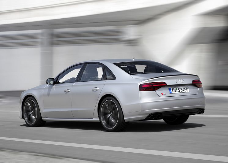 Audi S8 plus i Florett Silver matt dynamic rear