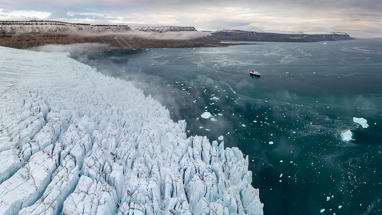 HX Expeditions in Croker Bay, Nunavut (Credit_HX Expeditions & Yuri Matisse Choufour).jpg