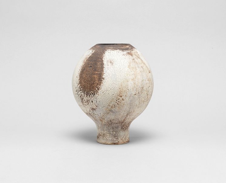 Hans Coper Early globular pot, circa 1954 Estimate: £20,000 - 30,000