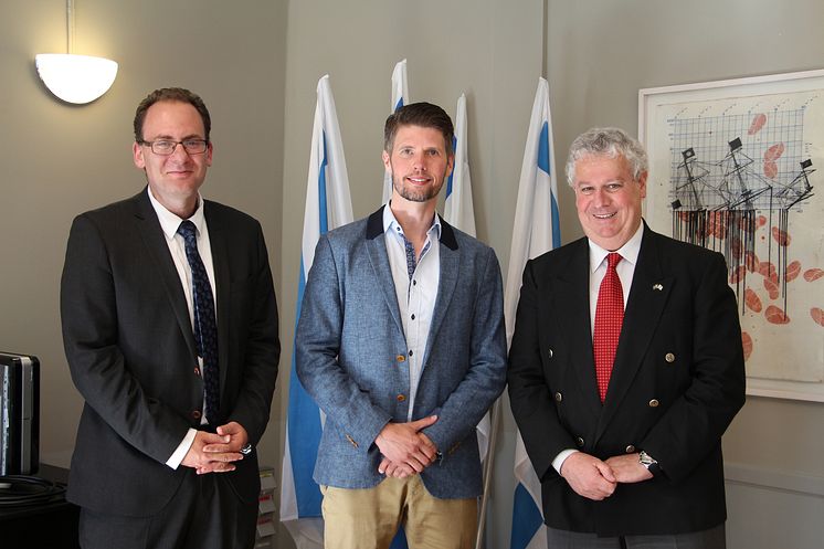 Friendbase tar emot pris på Israels ambassad