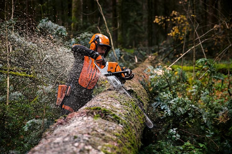 STIHL MS 500i går fra 0 - 100 på 0,25 sekunder – den første motorsav i verden med direkte indsprøjtning. 