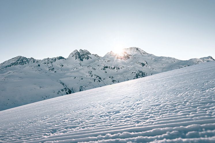 Sonnenaufgang im Skigebiet, Splügen in Graubünden.