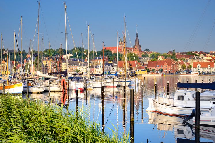 Flensburg_Yachthafen_und_Altstadt_mit_Marienkirche (1)