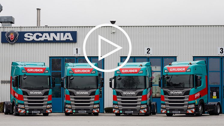 Scania Biodiesel-Lkw an Transportspezialist Gruber Logistics_Übergabe_Film ab.jpg