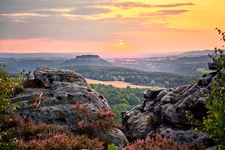 Sächsische Schweiz-Osterzgebirge_Sächsische_Schweiz_Elbsandsteingebirge,_Aussicht_zur_Burg_Königstein