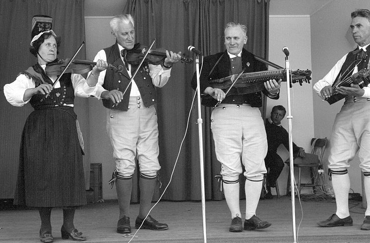 Syskonen Sahlström: Hilda, Kalle, Eric och Sture. 1971. Foto: Henrik Carlsson, Upplandsmuseets arkiv.