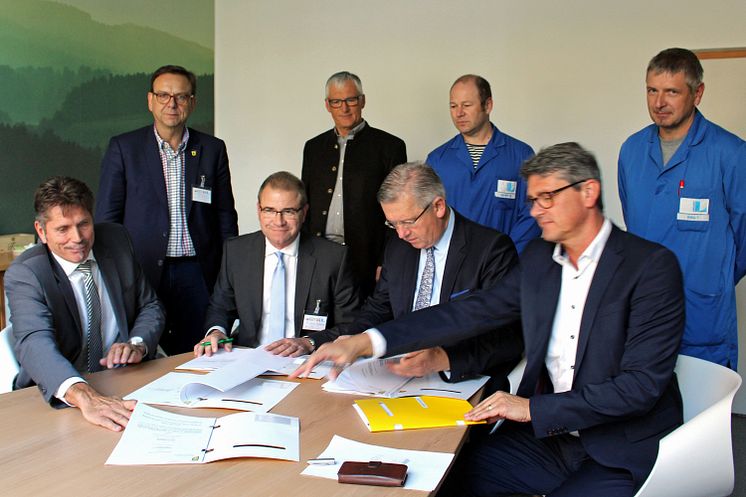 Linhardt und Bayernwerk Natur unterzeichnen Verträge