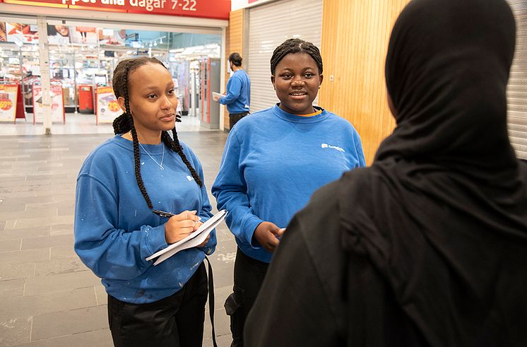 Ferieungdomar_ Johanna Sentayehu och Velda Ewane-2_1000