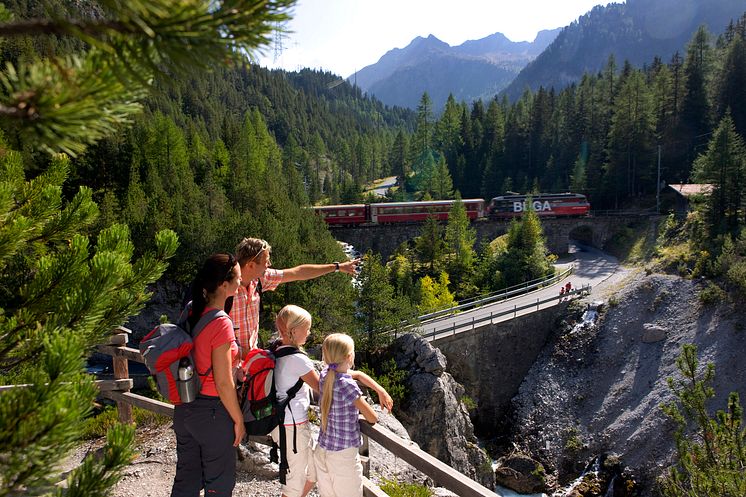 Familie auf dem Bahnerlebnisweg Albula 