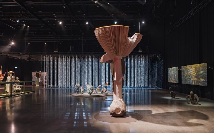 I förgrunden: Carsten Höller: Giant Multiple Mushroom (large) 2017