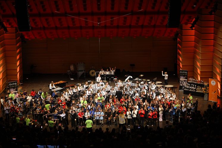 Festkonsert Hordaland Ungdomskorps med aspirantseminaret på scenen
