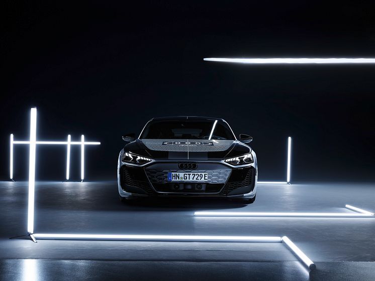 Audi e-tron GT prototype med black camouflage