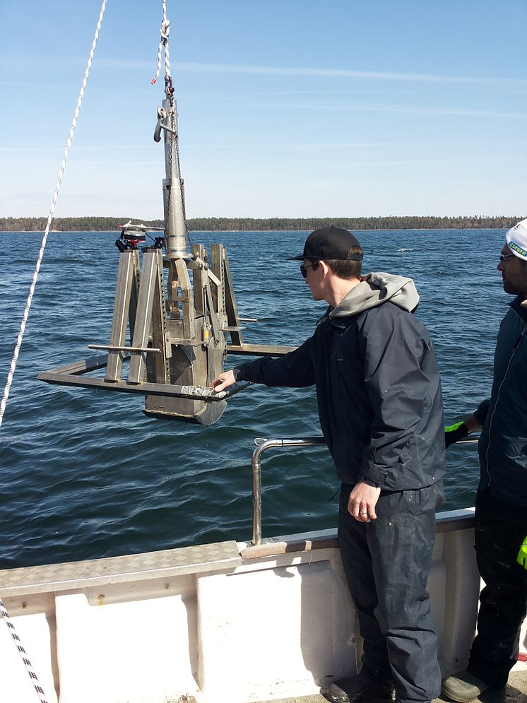  Forskare från Stockholms universitet tar sedimentprov från havsbotten utanför Askö.
