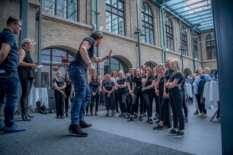 Petter Stordalen peppade eleverna på den nya hotellutbildningen i samband med invigningen på Clarion Hotel Post.