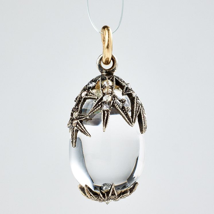 Fabergé-hänge av Alma Pihl
