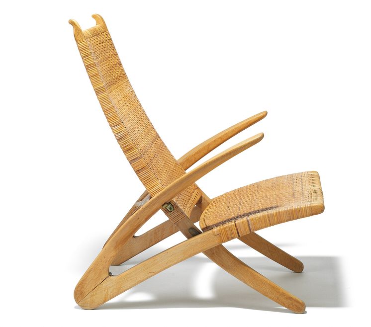 Hans J. Wegner: "Dolphin Chair". Rare oak folding chair with seat and back of woven cane. Made by cabinetmaker Johannes Hansen. Estimate: DKK 400,000-500,000 / € 53,000-67,000.
