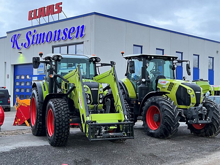 CLAAS traktorer foran bygget i Harstad