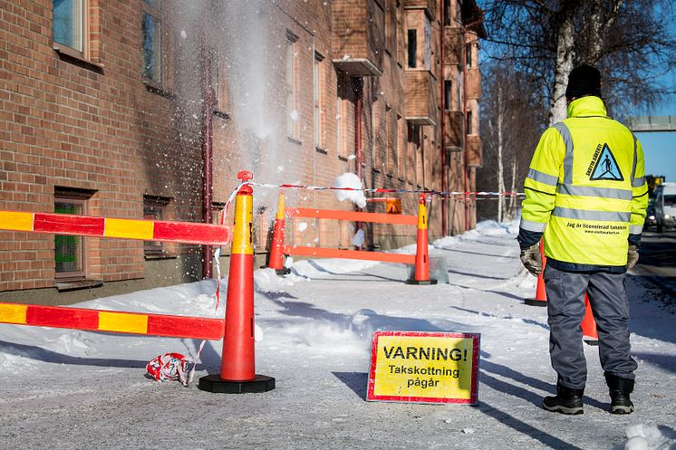 Avspärrning på trottoar vid takskottning