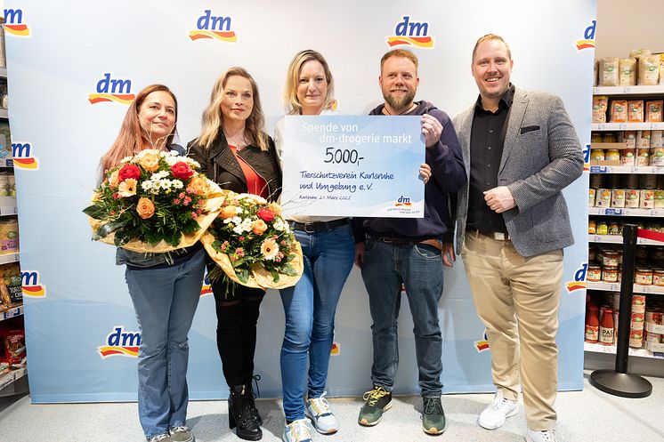 Regina Halmich Kassiererlebnis dm-drogerie markt Karlsruhe.jpg