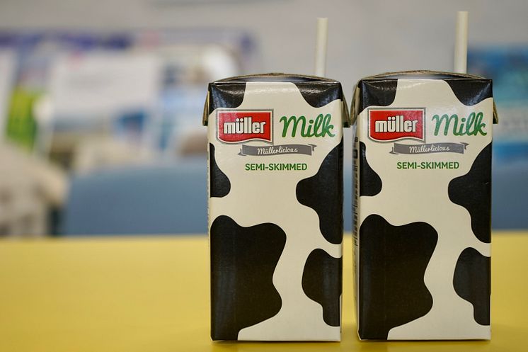 School children at Sunnyside Primary School in Glasgow have been helping Müller to become the first dairy company in the UK to offer fresh school milk with paper straws