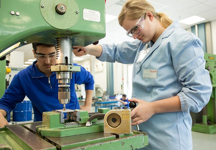 Takeda stellt den Schülerinnen den Ausbildungsberuf Industriemechanikerin vor
