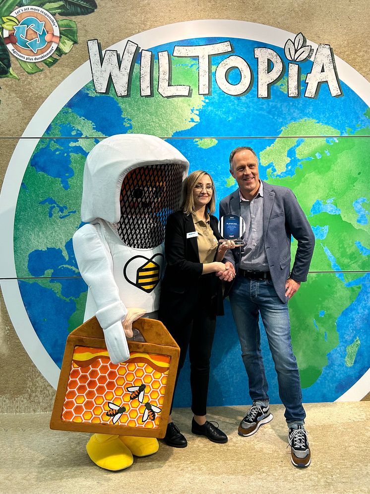 Awardübergabe: Frank Bremmers (npd Group) und Anja Beck (Wiltopia Projektteam)