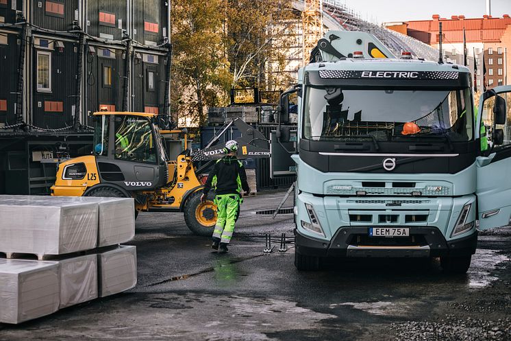 Volvo L25 Electric och Volvo FMX 