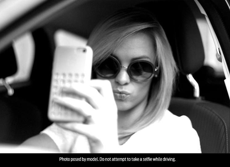 Joka 4. nuori ottanut selfien auton ratissa