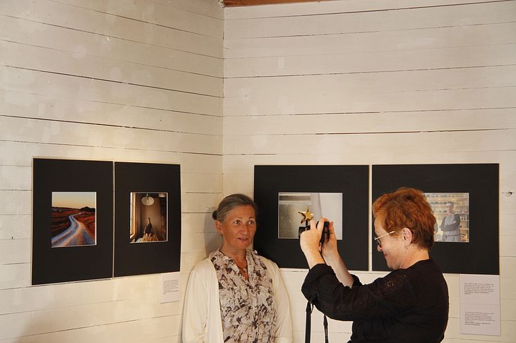 Iwona Hrynczenko porträtteras framför porträttet av henne själv