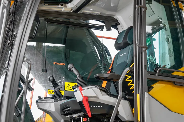 Säkrare och effektivare arbete med komforten i den nya hytten för Volvos grävmaskiner.