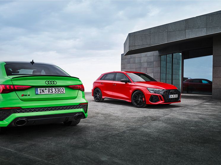 Audi RS 3 Limousine (Kyalamigrøn) og RS 3 Sportback (Tangorød)