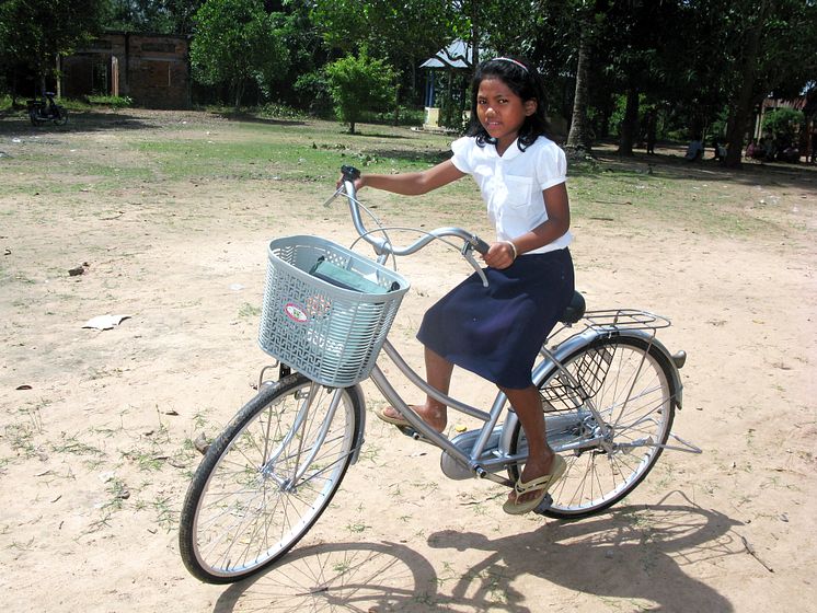 Hjälp en flicka i Kambodja att säkert kunna ta sig till skolan