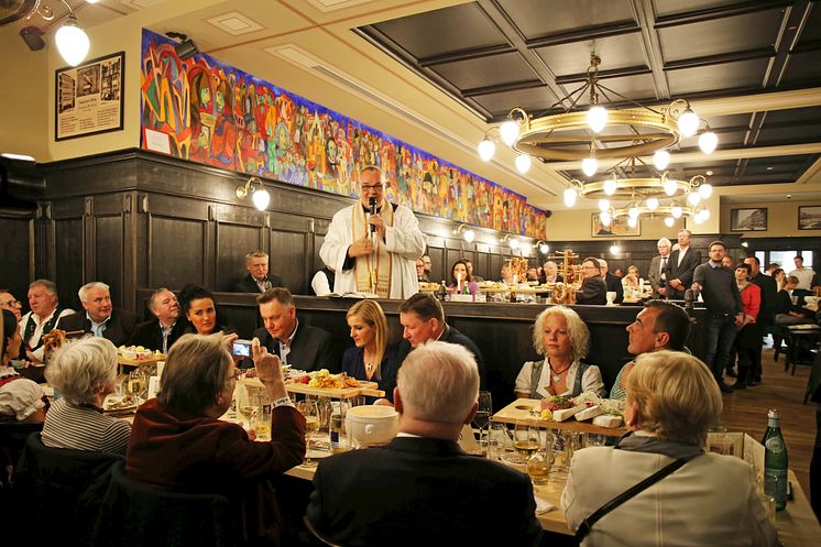 Pfarrer Scheele segnete das neue Augustiner am Markt zur Eröffnung