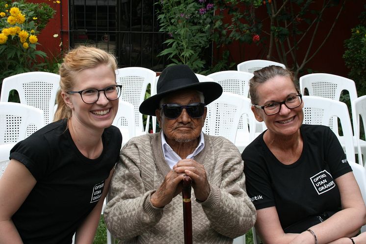 En äldre herre som fått hjälp med ett par glasögon - Optiker utan gränser 2015