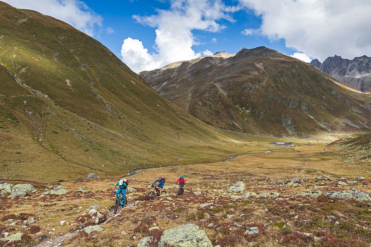 Mountainbiker im Val Funtauna