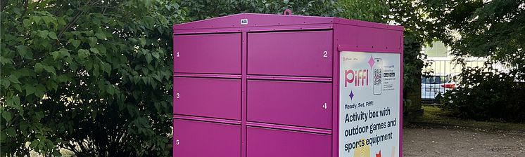 Närbild på en rosa Pifflbox i Sorgenfri med synlig information om appen och tillgång till sport- och fritidsutrustning. 