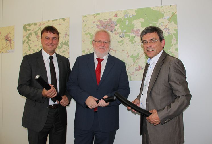 Foto: vl.: Martin Hanner, Regionalleiter für Niederbayern und die Oberpfalz, Jürgen Graml, Leiter der Netzdienste Niederbayern und Robert Kotous, Netzbauleiter am Netzcenter Altdorf (Bayernwerk)