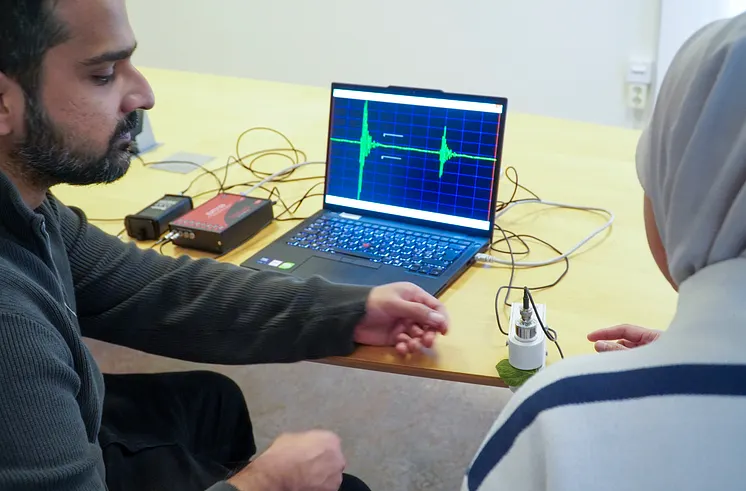 Muhammad Awais Sattar, postdoktor i reglerteknik, och Dina Shona Laila, professor i reglerteknik.