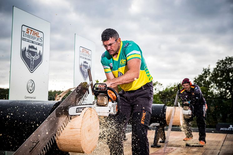 Laurence O’Toole i gang med Stock Saw disciplinen ved STIHL TIMBERSPORTS® Champions Trophy 2019.