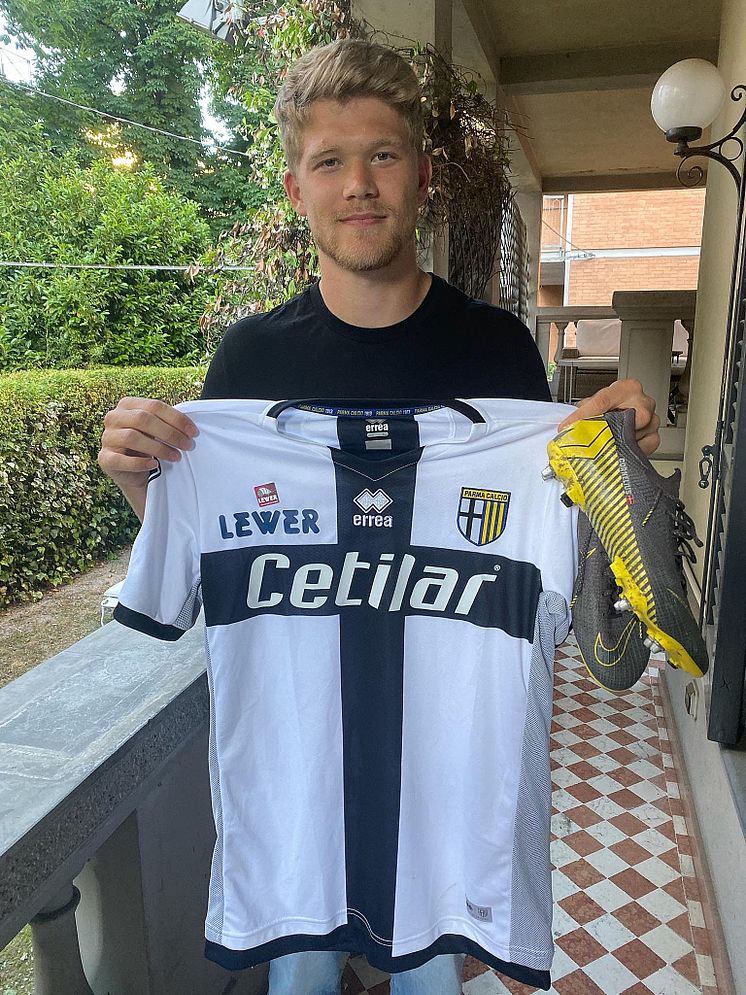 Andreas Cornelius: Signeret og kampbåren "hattrick" Parma-trøje.