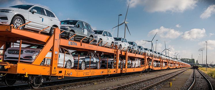 Markant reduktion af emissioner i Volvo Cars’ logistiknetværk via skifte fra lastbiler til tog
