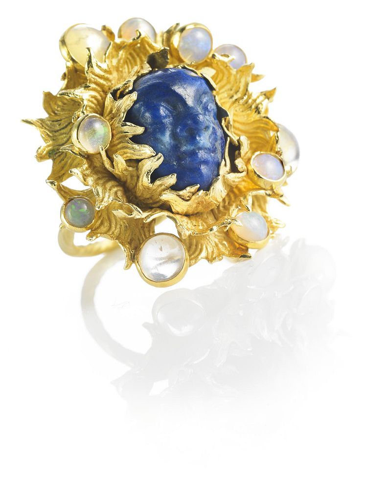 Arje Griegst- Lapis lazuli- og opal ring af 20 kt. guld prydet med udskåret lapis lazuli i form af ansigt omkranset af cabochonslebne opaler og månesten