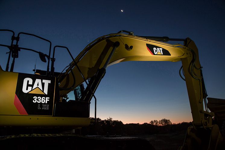 Cat 336F L XE hybridgrävmaskin i mörker